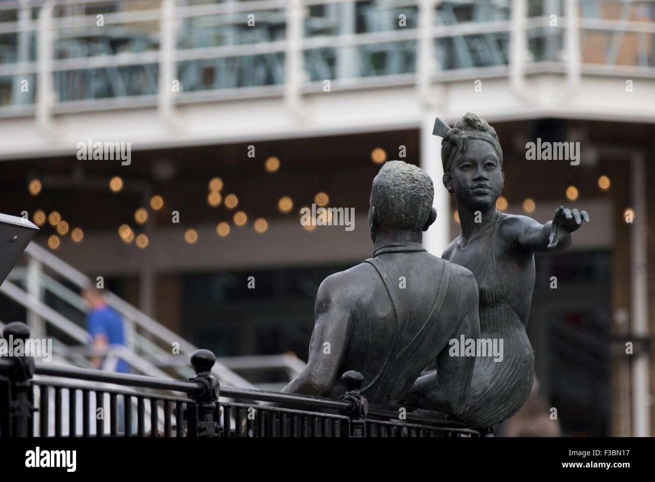 Persone come noi (Pobl Fel Ni) è una statua in bronzo di John Clinch in Mermaid Quay, Cardiff Bay. Essa è stata fatta nel 1993 e raffigura un y Foto Stock