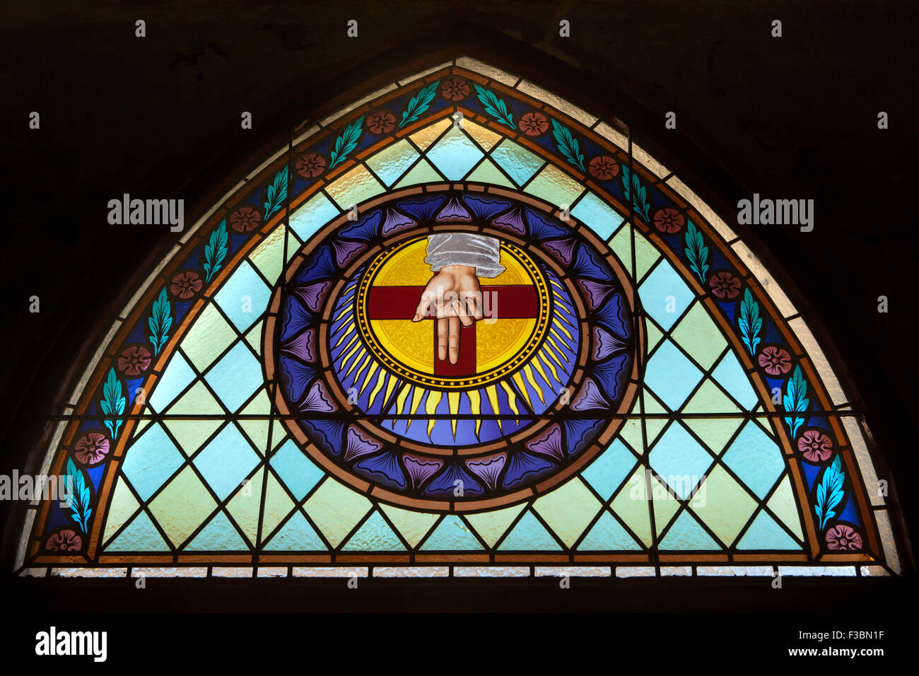 Dio Padre raffigurato come la benedizione della mano nella finestra di vetro colorato da Beuron Scuola di Arte dal 1910s oltre il principale e Foto Stock