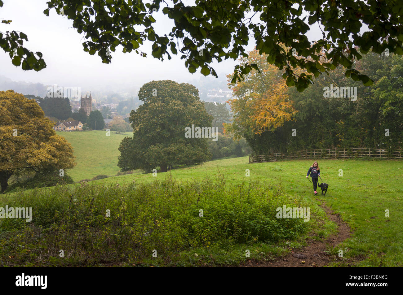 Batheaston, Somerset, Regno Unito. 4 Ottobre, 2015. Regno Unito meteo. Una giovane donna cammina il suo cane in una nebbiosa mattina. Credito: Richard Wayman/Alamy Live News Foto Stock