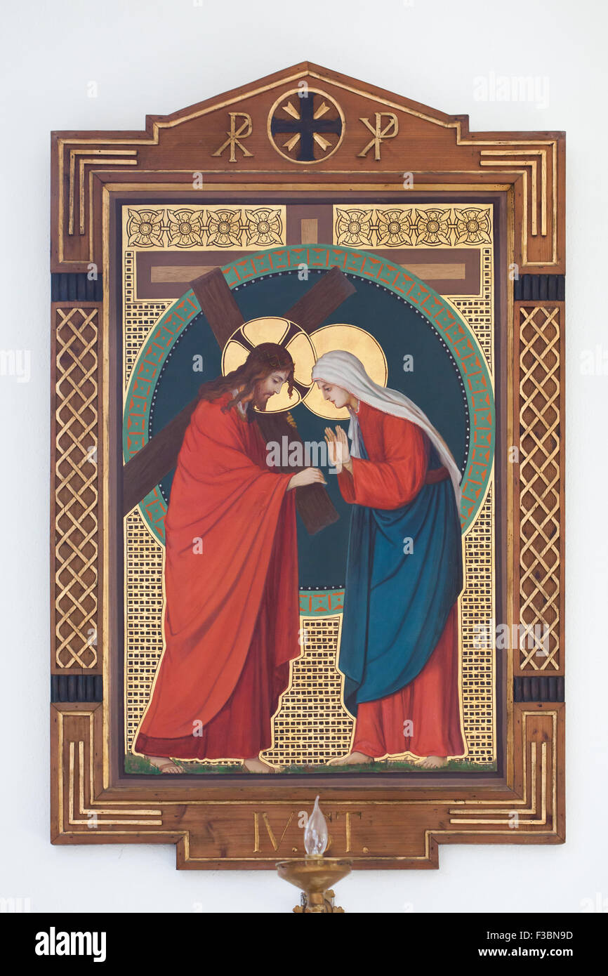Gesù incontra sua Madre Dipinto di monaco benedettino Pantaleon (Jaroslav Major) dall'Beuron Scuola di Arte dal 1910s segnando la quarta stazione della Via Crucis nella chiesa di San Giovanni di Nepomuk in Ceske Budejovice, Boemia del Sud, Repubblica Ceca. Foto Stock