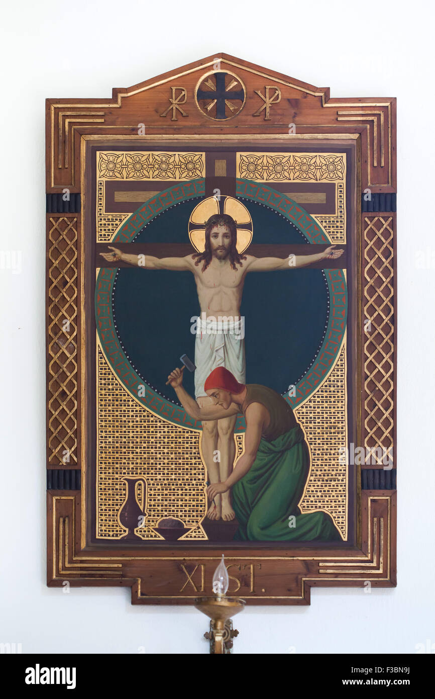 Gesù è inchiodato sulla croce. Dipinto di monaco benedettino Pantaleon (Jaroslav Major) dall'Beuron Scuola di Arte dal 1910marcatura s'XI stazione della Via Crucis nella chiesa di San Giovanni di Nepomuk in Ceske Budejovice, Boemia del Sud, Repubblica Ceca. Foto Stock