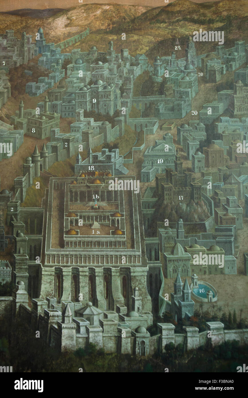 Monte del Tempio con il tempio di Gerusalemme e la Via Dolorosa in Gerusalemme raffigurata nel murale di artista ceco Jan Rehor (1900) nel nartece della Chiesa della Santa Famiglia in Ceske Budejovice, Boemia del Sud, Repubblica Ceca. Monte del Tempio con il tempio di Gerusalemme (1a), il Santo dei santi (1b), le mura e le torri di Monte Sion (2), la casa di Caifa (7), casa di Annas (8), il palazzo del re Erode il Grande (9), la piscina di Bethesda (16), Antonia Fortezza (17), il pretorio (18), la casa di Ponzio Pilato (19), la Via Dolorosa (20) e la tomba di Anania (24) sono illustrati nel dettaglio del murale. Il murale fu Foto Stock