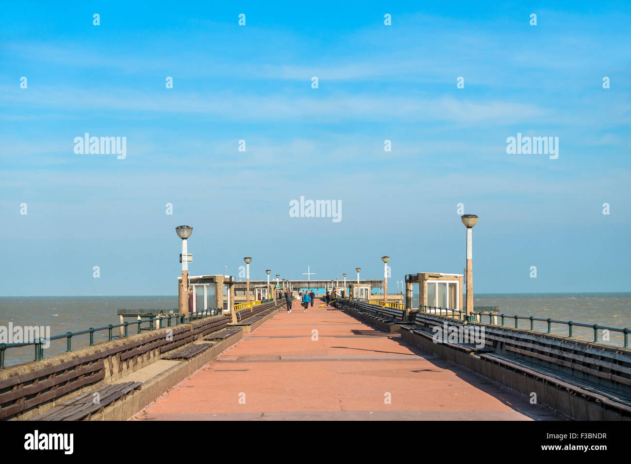 Trattare Pier Deal Kent England cittadina sul mare sole blu cielo Foto Stock