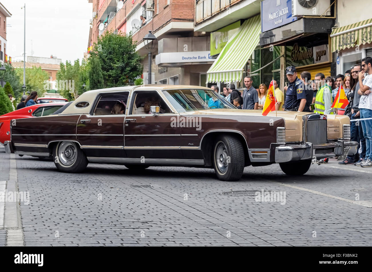 A Torrejon de Ardoz, Spagna. 3 Ottobre, 2015. Riunione di classic american cars, durante le feste patronali, dalle strade di Torrejon de Ardoz, il 3 ottobre 2015. Bella macchina in due tonalità di colore marrone e crema, Lincoln Continental Town Car del 1977. Credito: Russet apple/Alamy Live News Foto Stock