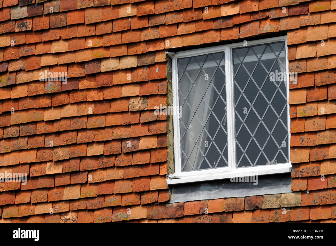 Finestra di vecchio in un cottage casa con piastrelle vecchie Inghilterra UK Europa Foto Stock