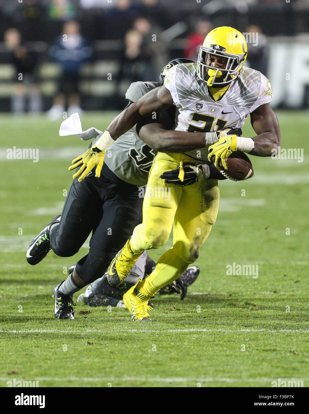 3 ottobre 2015: Colorado linebacker Leo Jackson strisce la palla da Oregon running back Royce Freeman nel seocnd metà. Oregon sconfitto Boulder in Colorado, 41-24. Foto Stock