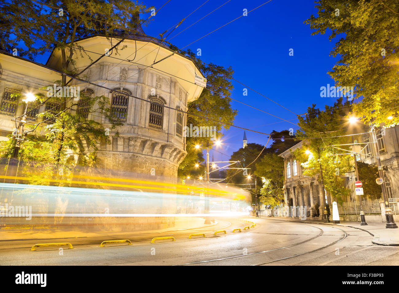 La processione edificio Kiosk sulle pareti esterne del Parco Gulhane accanto al Palazzo Topkapi a Istanbul Foto Stock