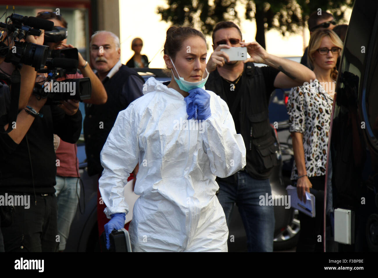 L'Italia, Pordenone: Forensic polizia è arrivato presso l'appartamento del sospetto che nel caso di doppio omicidio Ragone Trifone e Teresa Co Foto Stock