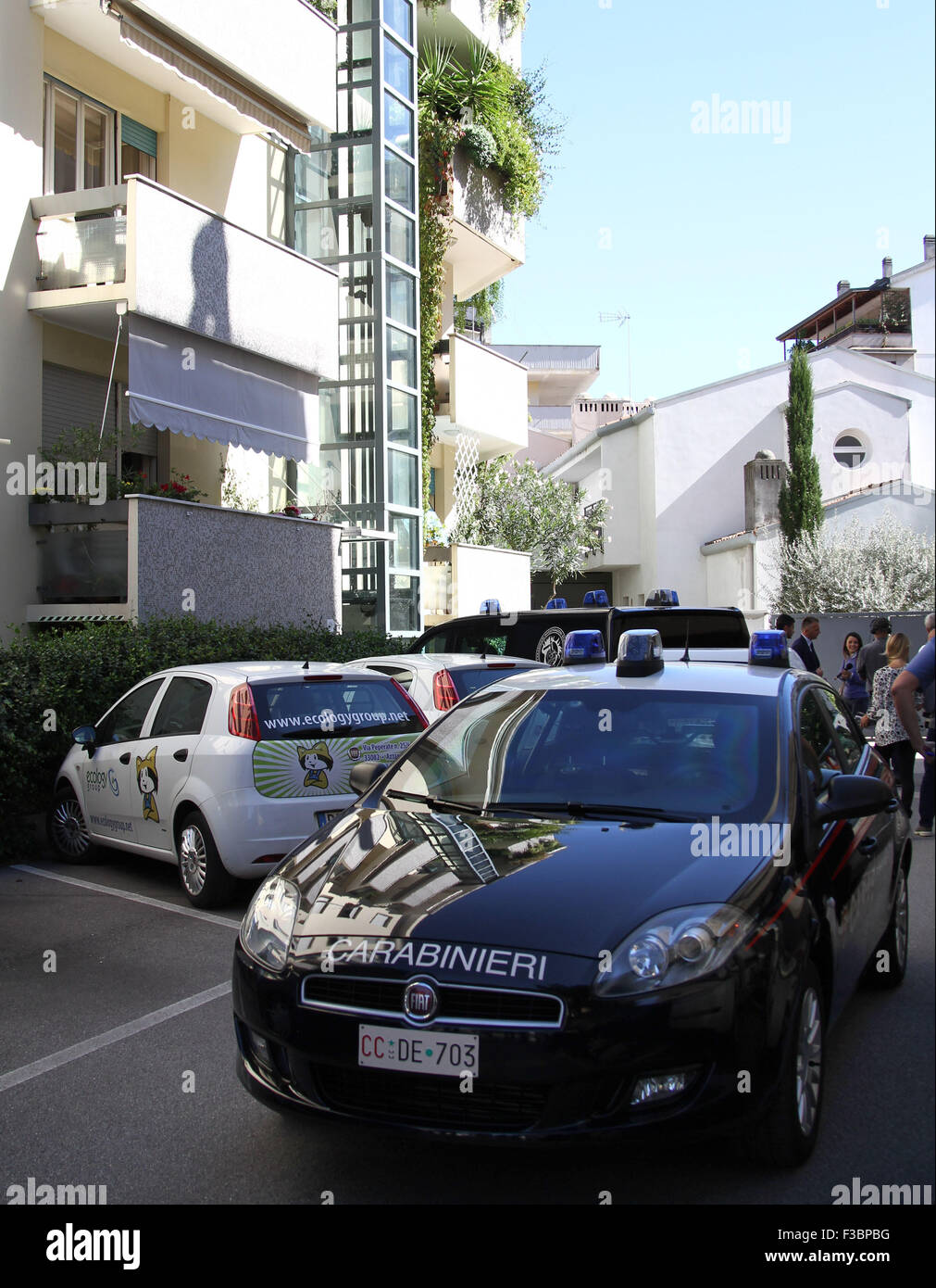 L'Italia, Pordenone: un auto dei carabinieri di fronte all edificio affittato da sospetta Foto Stock