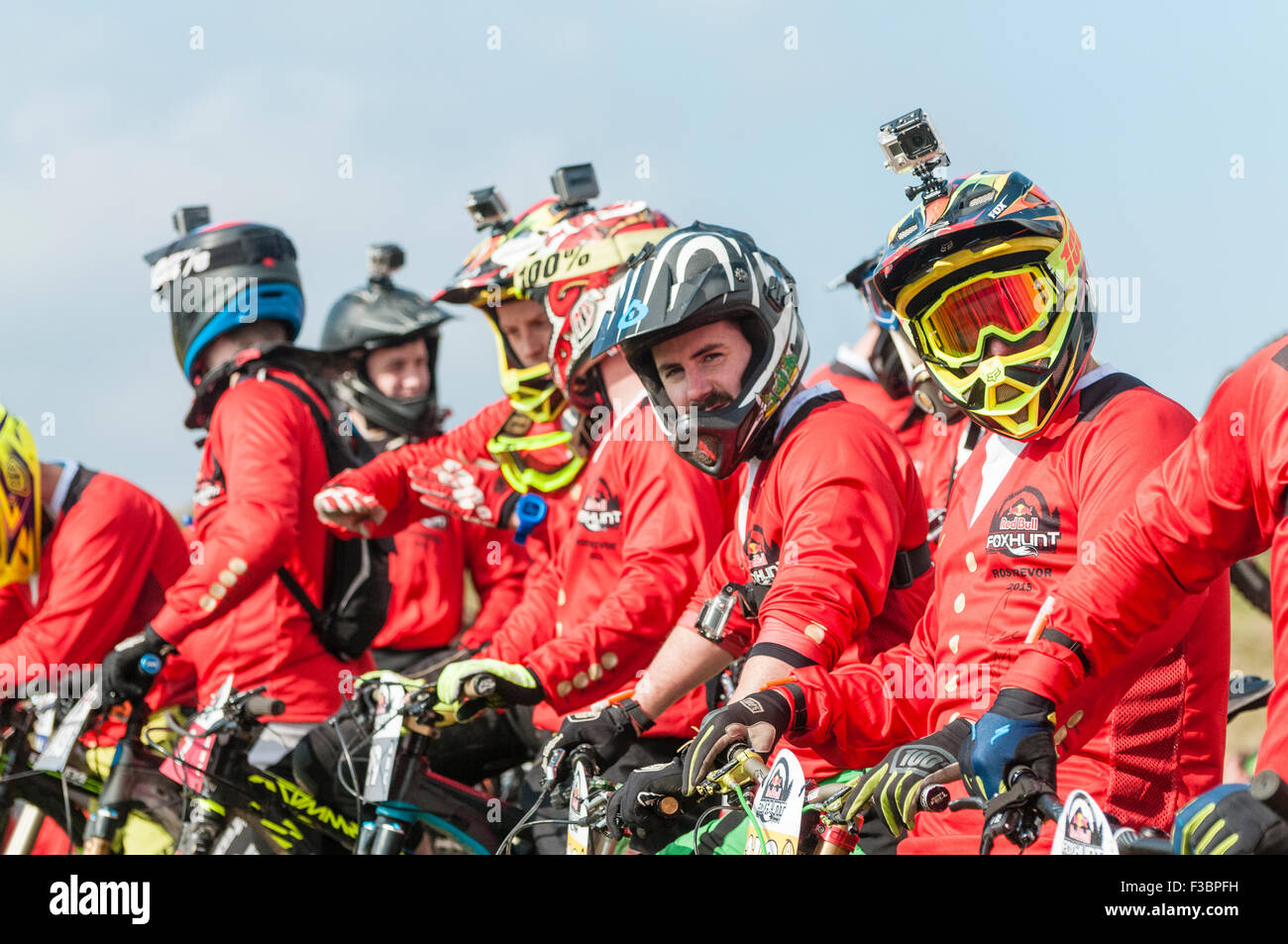 Rostrevor, Irlanda del Nord. 04 Ott 2015 - concorrenti con le videocamere d'azione Go-Pro attaccate ai loro caschi all'inizio della sfida discesa in mountain bike Red Bull Foxhunt Credit: Stephen Barnes/Alamy Live News. Foto Stock