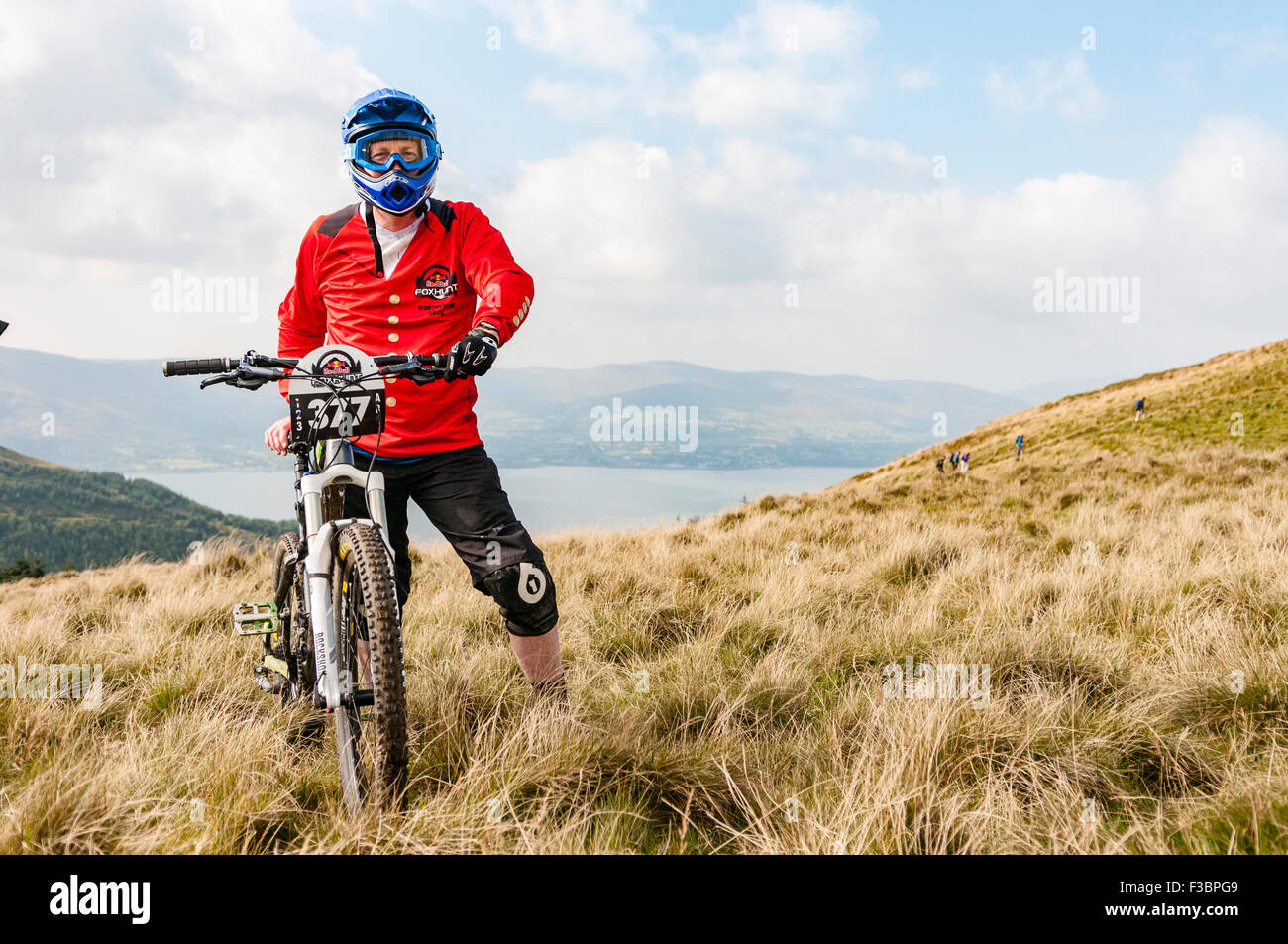Rostrevor, Irlanda del Nord. 04 ott 2015 - Un concorrente sulla parte superiore della Slieve Martin all'inizio della Redbull Foxhunt mountain bike downhill challenge Credito: Stephen Barnes/Alamy Live News Foto Stock