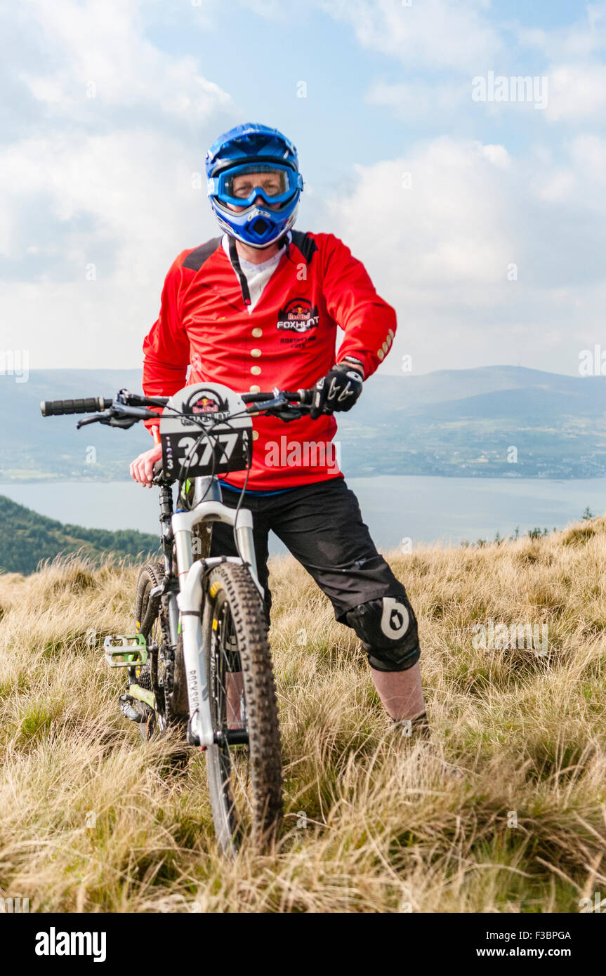 Rostrevor, Irlanda del Nord. 04 ott 2015 - Un concorrente sulla parte superiore della Slieve Martin all'inizio della Redbull Foxhunt mountain bike downhill challenge Credito: Stephen Barnes/Alamy Live News Foto Stock