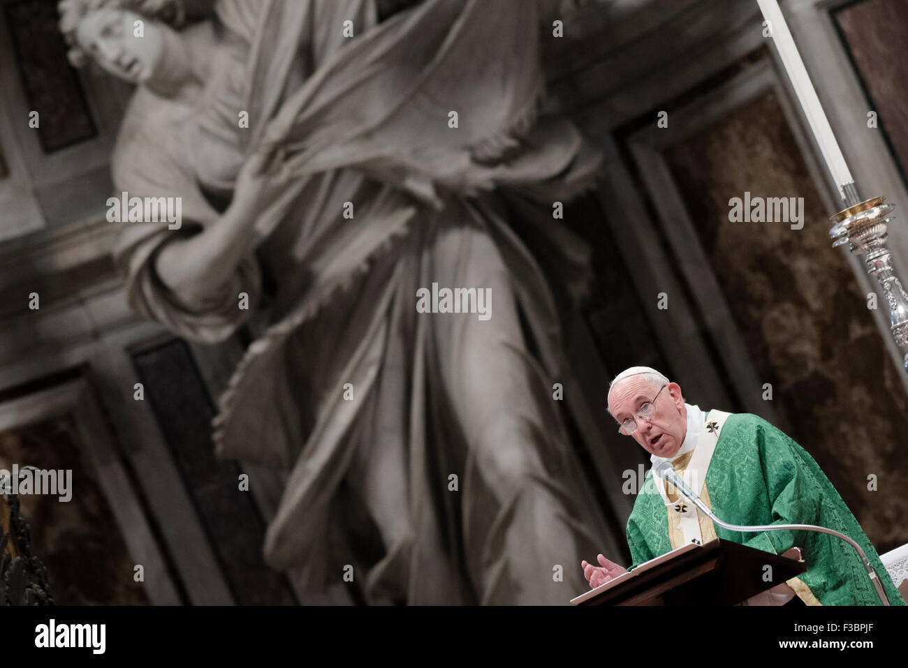 Papa Francesco conduce una messa di apertura del Sinodo sulla famiglia. © Massimo Valicchia/Alamy Live News. Foto Stock