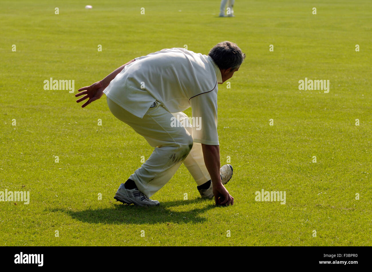 Partita di Cricket in Rye East Sussex England Regno Unito Europa, sport battitore bianco british gioco sfera di persone Foto Stock