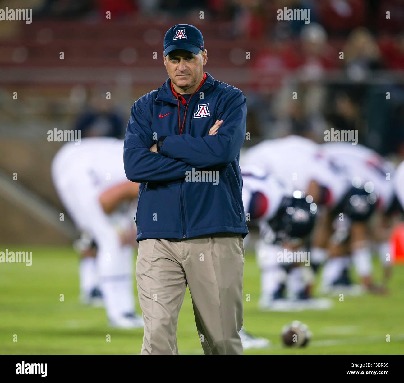 Palo Alto, CA. 3° Ott, 2015. Arizona Wildcats head coach ricco Rodriguez prima della NCAA Football gioco tra la Stanford il cardinale e la Arizona Wildcats presso la Stanford Stadium di Palo Alto, CA. Stanford sconfitto Arizona 55-17. Damon Tarver/Cal Sport Media/Alamy Live News Foto Stock