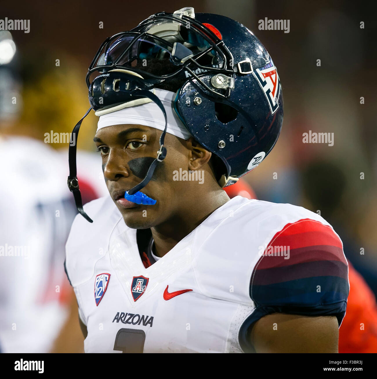 Palo Alto, CA. 3° Ott, 2015. Arizona Wildcats wide receiver Cayleb Jones (1) durante il NCAA Football gioco tra la Stanford il cardinale e la Arizona Wildcats presso la Stanford Stadium di Palo Alto, CA. Stanford sconfitto Arizona 55-17. Damon Tarver/Cal Sport Media/Alamy Live News Foto Stock