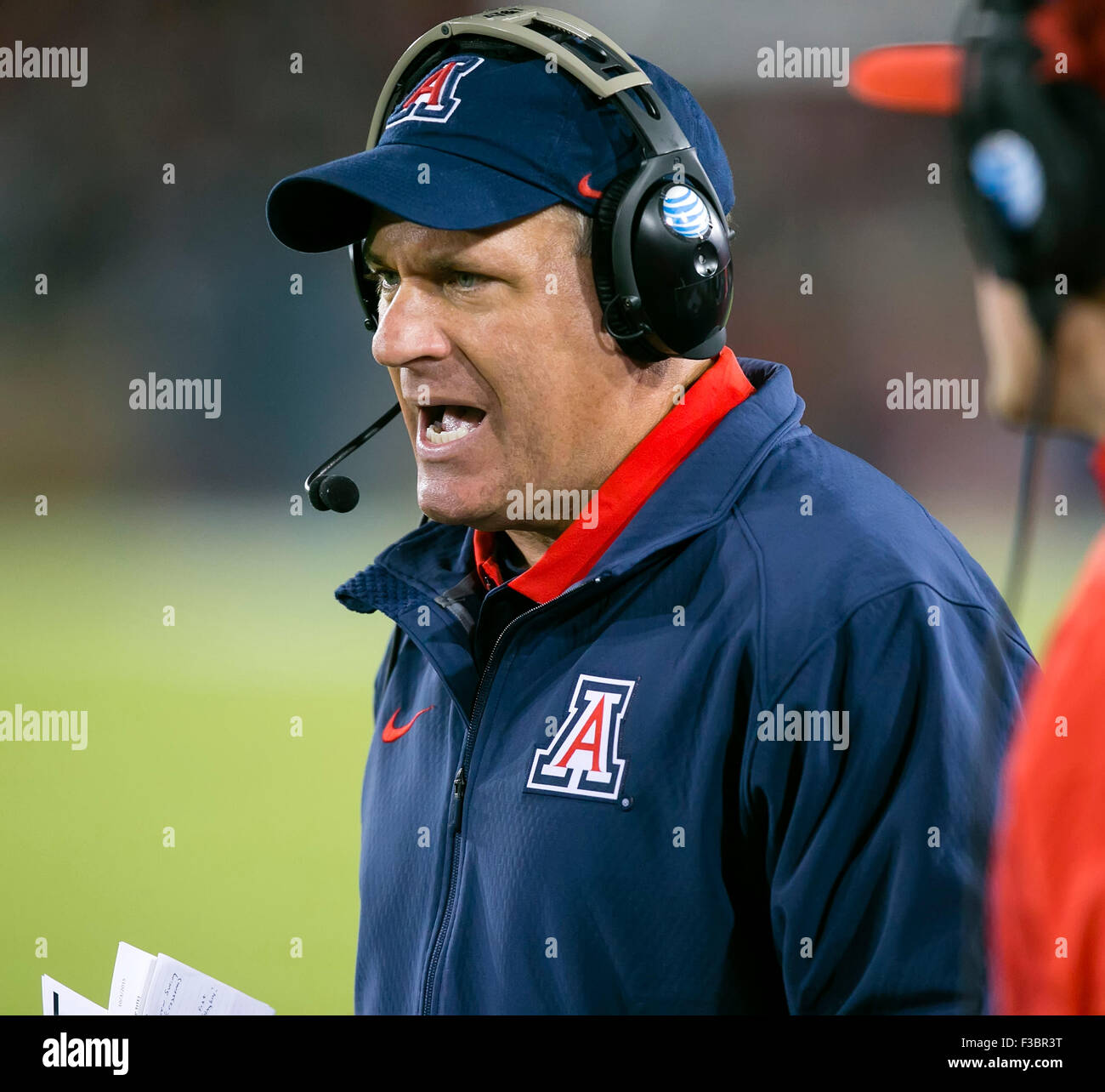 Palo Alto, CA. 3° Ott, 2015. Arizona Wildcats head coach ricco Rodriguez durante il NCAA Football gioco tra la Stanford il cardinale e la Arizona Wildcats presso la Stanford Stadium di Palo Alto, CA. Stanford sconfitto Arizona 55-17. Damon Tarver/Cal Sport Media/Alamy Live News Foto Stock