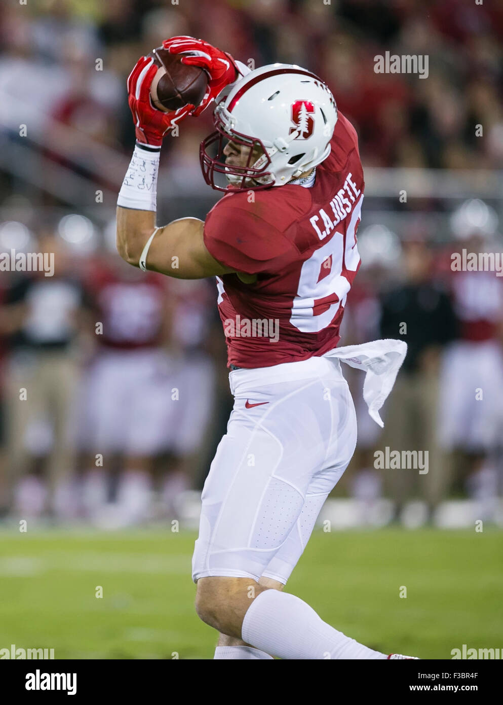 Palo Alto, CA. 3° Ott, 2015. Stanford Cardinale wide receiver Cajuste Devon (89) in azione durante il NCAA Football gioco tra la Stanford il cardinale e la Arizona Wildcats presso la Stanford Stadium di Palo Alto, CA. Stanford sconfitto Arizona 55-17. Damon Tarver/Cal Sport Media/Alamy Live News Foto Stock
