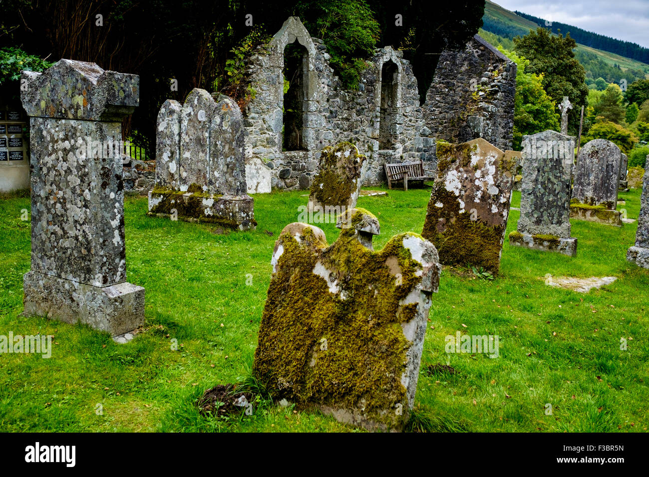 Vecchie lapidi in Balquhidder Kirk cimitero nel Trossachs, Scozia Foto Stock