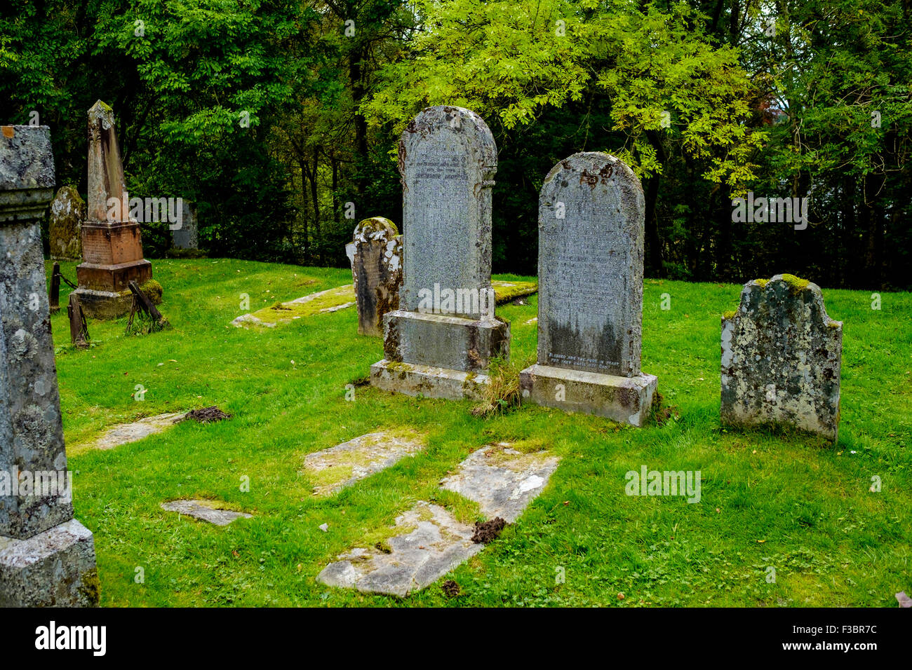 Vecchie lapidi in Balquhidder Kirk cimitero nel Trossachs, Scozia Foto Stock