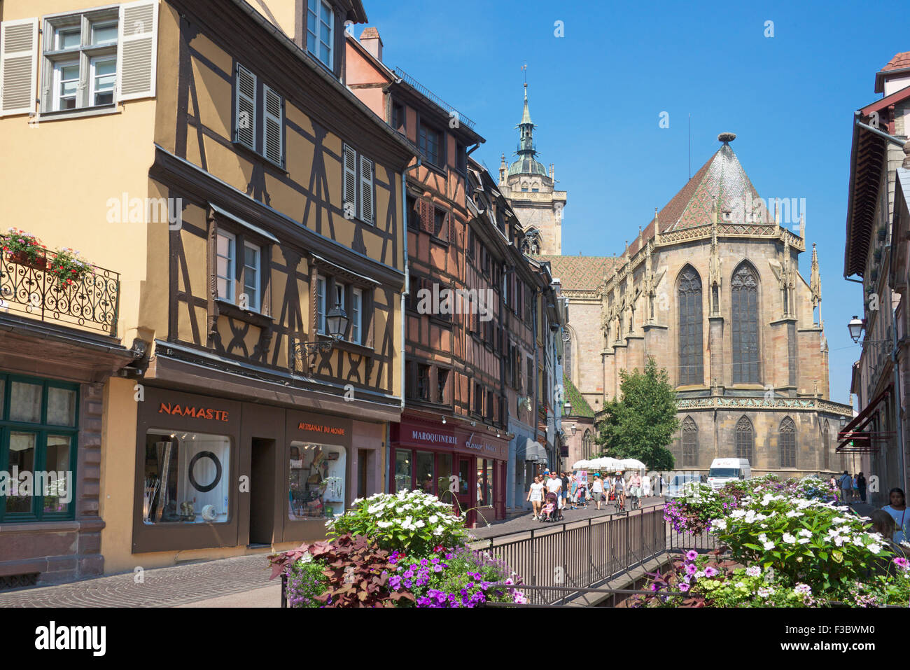 Rue de l'Eglise e St Martin's Church Colmar Alsace Francia Foto Stock