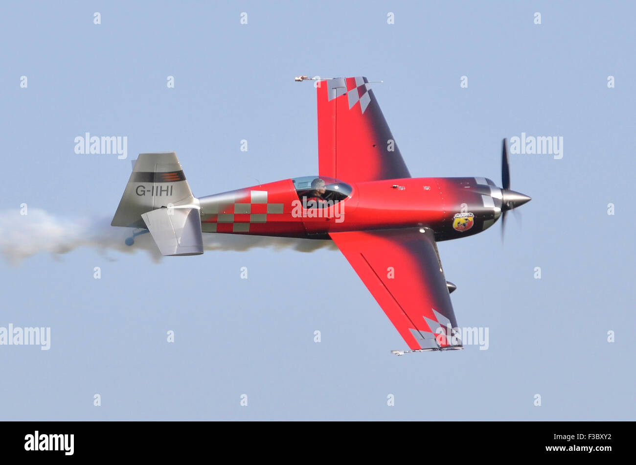 Extra 330SC velivolo acrobatico visualizzazione all'Airshow di Finale di stagione, Shuttleworth raccolta, Old Warden, Bedfordshire, Regno Unito. Il 4 ottobre 2014. Credito: Antony ortica/Alamy Live News Foto Stock
