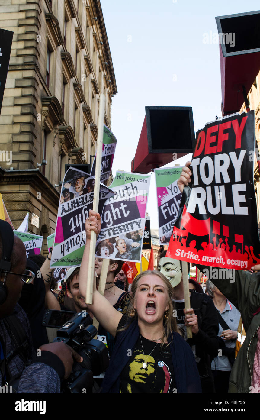 Manchester, Regno Unito, 4 ottobre, 2015. I popoli estremità di assemblaggio austerità ora! Manifestazione nazionale a Manchester durante il Congresso del Partito conservatore. Decine di migliaia di persone hanno marciato per le strade del centro della città di Manchester contro il governo Tory tagli. Credito: Francesca Moore/Alamy Live News Foto Stock