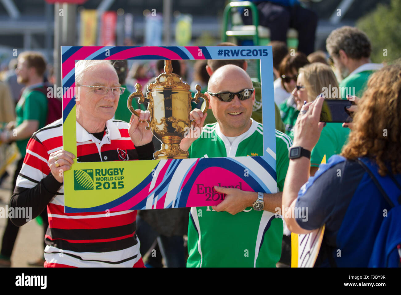 Londra, Regno Unito. 04 ottobre 2015. Rugby fan ottenere fotografato con un Webb Ellis Cup telaio presso la Queen Elizabeth Olympic Park prima del calcio d'inizio dell'Irlanda v Italia corrispondere allo stadio. Credito: Elsie Kibue / Alamy Live News Foto Stock