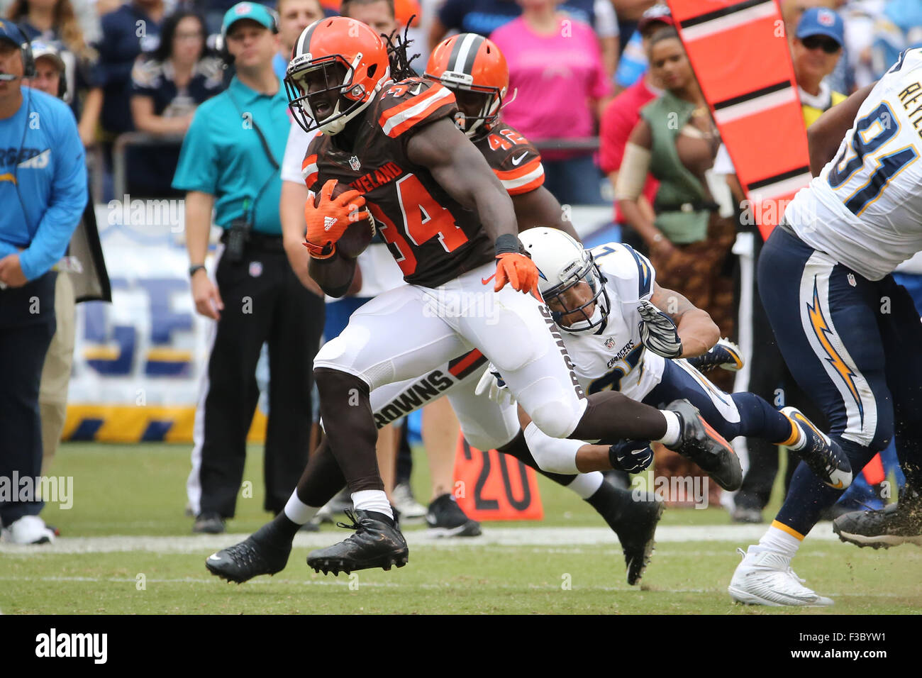 San Diego, CA, cioè Stati Uniti d'America. 4 Ott 2015. 4 ottobre 2015: Cleveland Browns running back Isaia Crowell #34 rompere alcune affronta sul suo run nel gioco tra il Cleveland Browns a San Diego Chargers, Qualcomm Stadium, San Diego, CA. Fotografo: Pietro Joneleit/ ZUMA filo il credito di servizio: Peter Joneleit/ZUMA filo/Alamy Live News Foto Stock