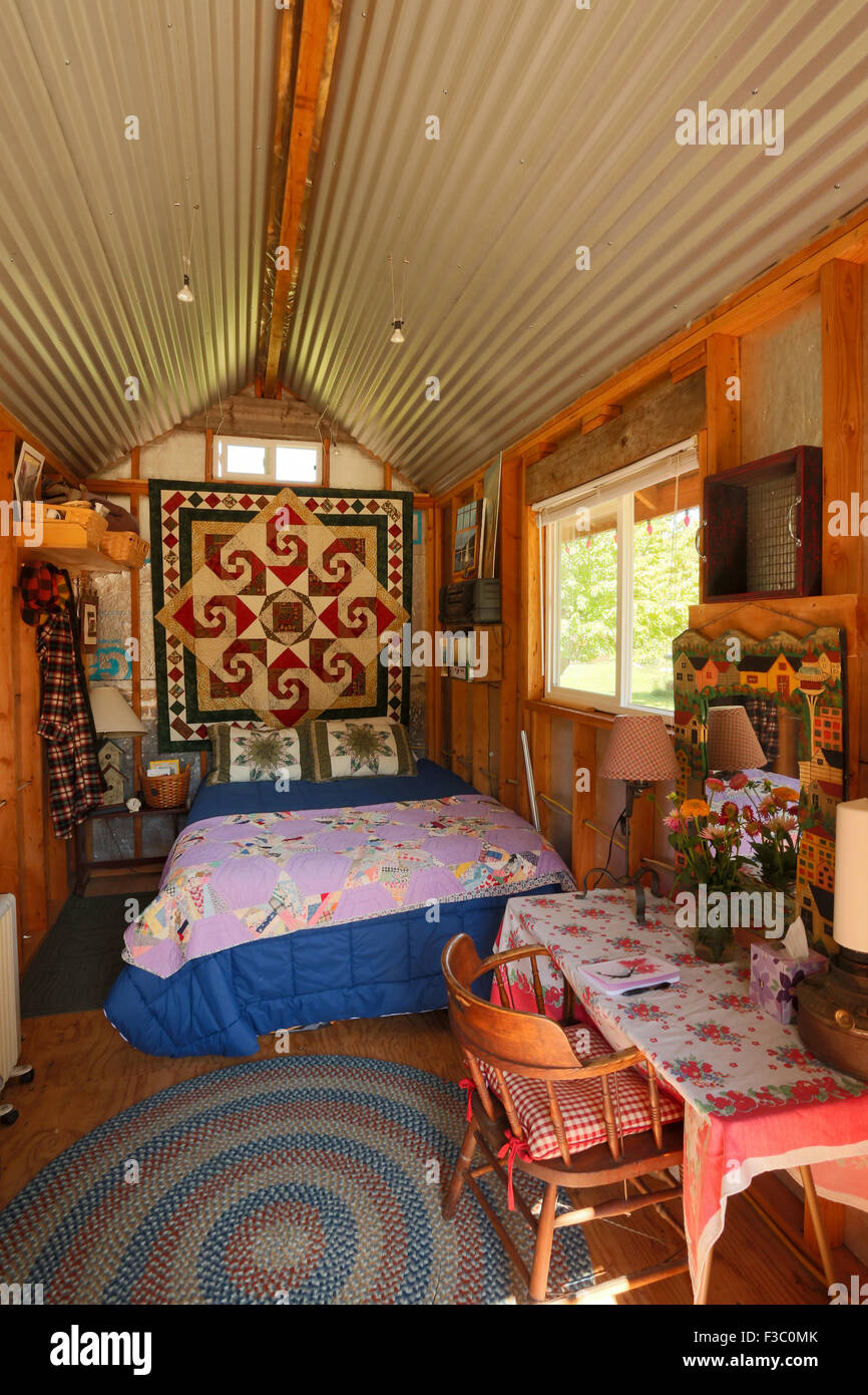 Questa piccola "casa" è un darling 8' x 15' cabinette goduto per un fine settimana a casa per diversi anni e ora è una piccola guest house. Foto Stock