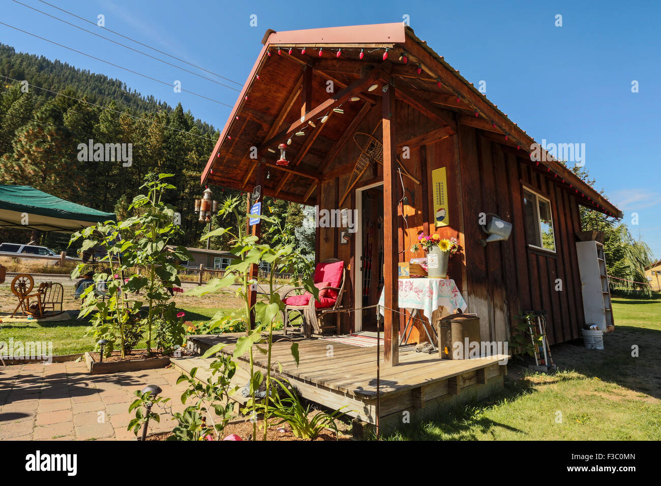 Questa piccola "casa" è un darling 8' x 15' cabinette goduto per un fine settimana a casa per diversi anni e ora è una piccola guest house. Foto Stock