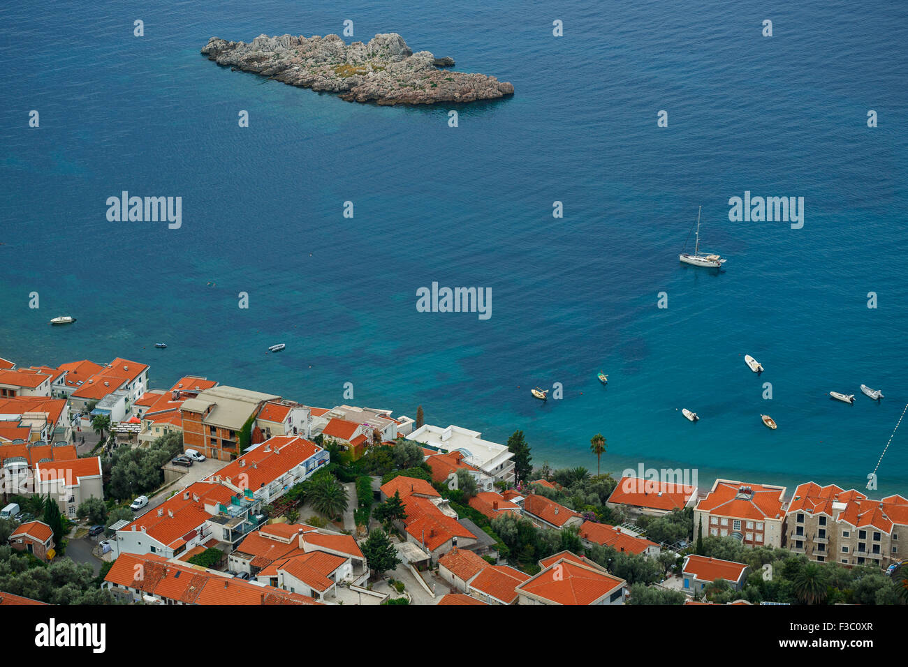 Il pittoresco panorama della costa adriatica nei pressi della città di Sveti Stefan, Montenegro, Balcani Foto Stock