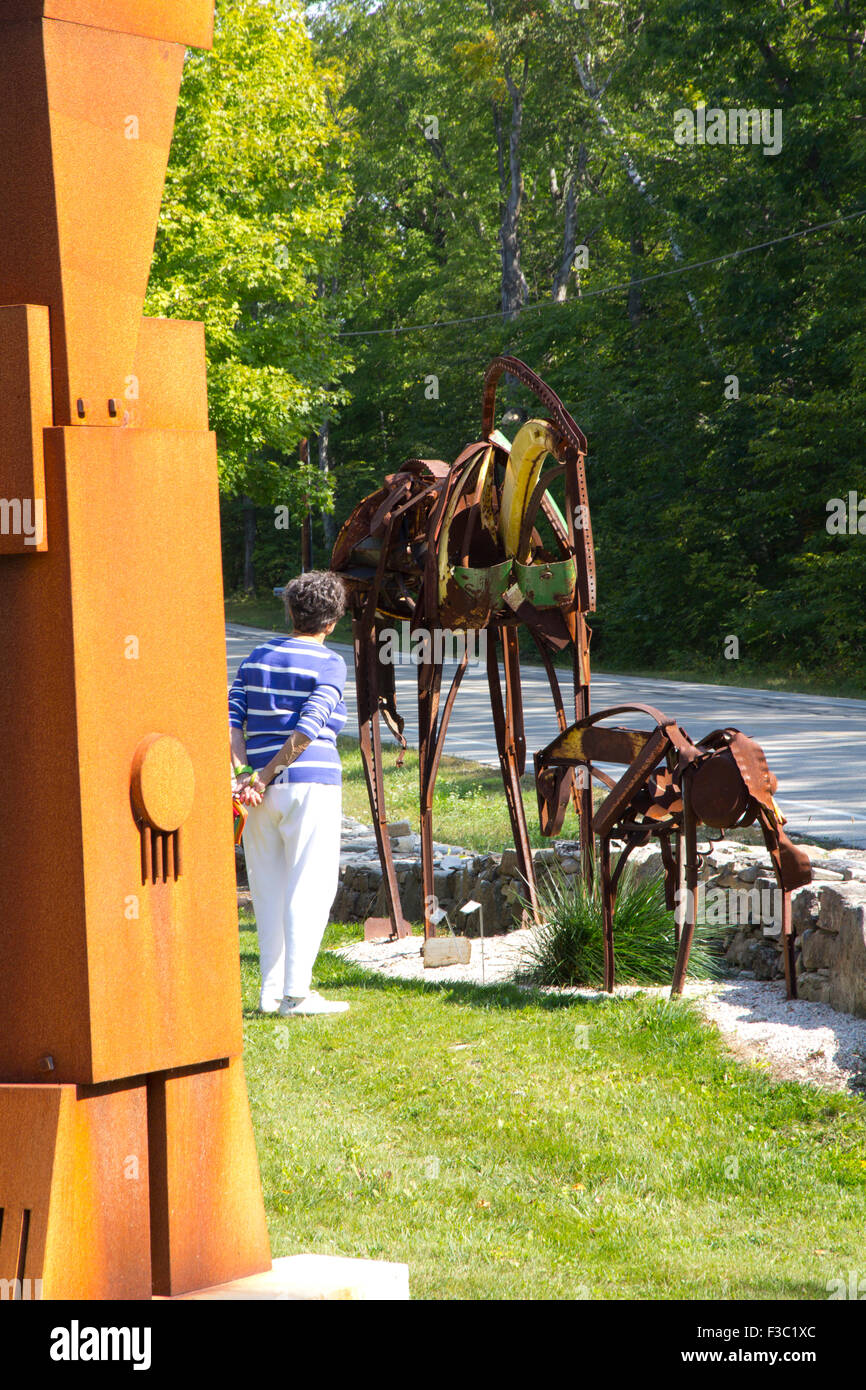 Un tranquillo giardino di sculture a Edgewood Orchard gallerie, pesce Creek, Door County, WI Foto Stock