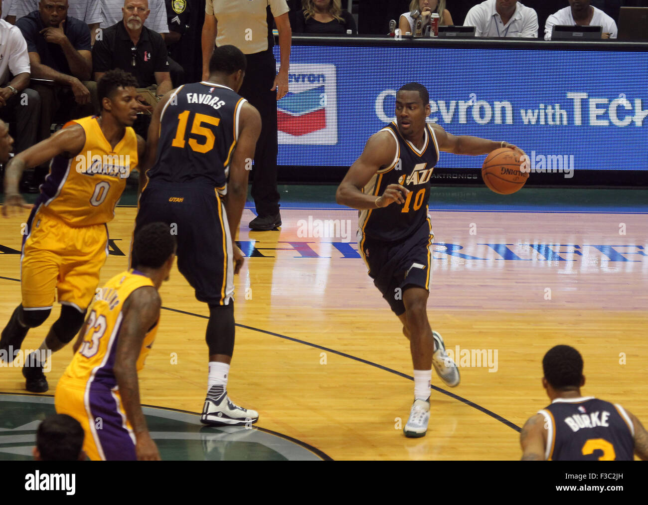 4 Ottobre 2015 - Utah Jazz guard Alec Burks #10 si muove verso l'interno durante l'azione di preseason tra i Los Angeles Lakers e Utah Jazz a Stan Sheriff centro sul campus della University of Hawaii a manoa a Honolulu, HI. - Michael Sullivan/CSM Foto Stock