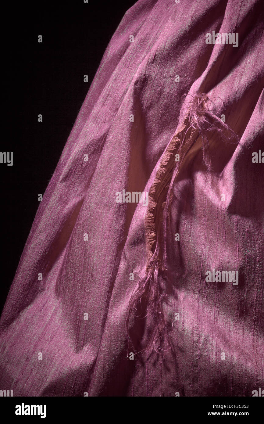 Un pezzo di rosa strappato tessuto di seta. Foto Stock