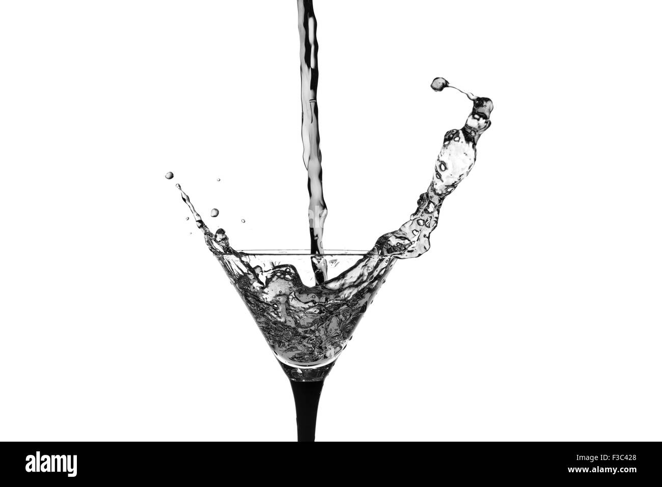 Arte astratta. Bicchiere da cocktail con spruzzi di liquido isolate su uno sfondo bianco. Cocktail alcoolico. Dissetatevi. Foto Stock