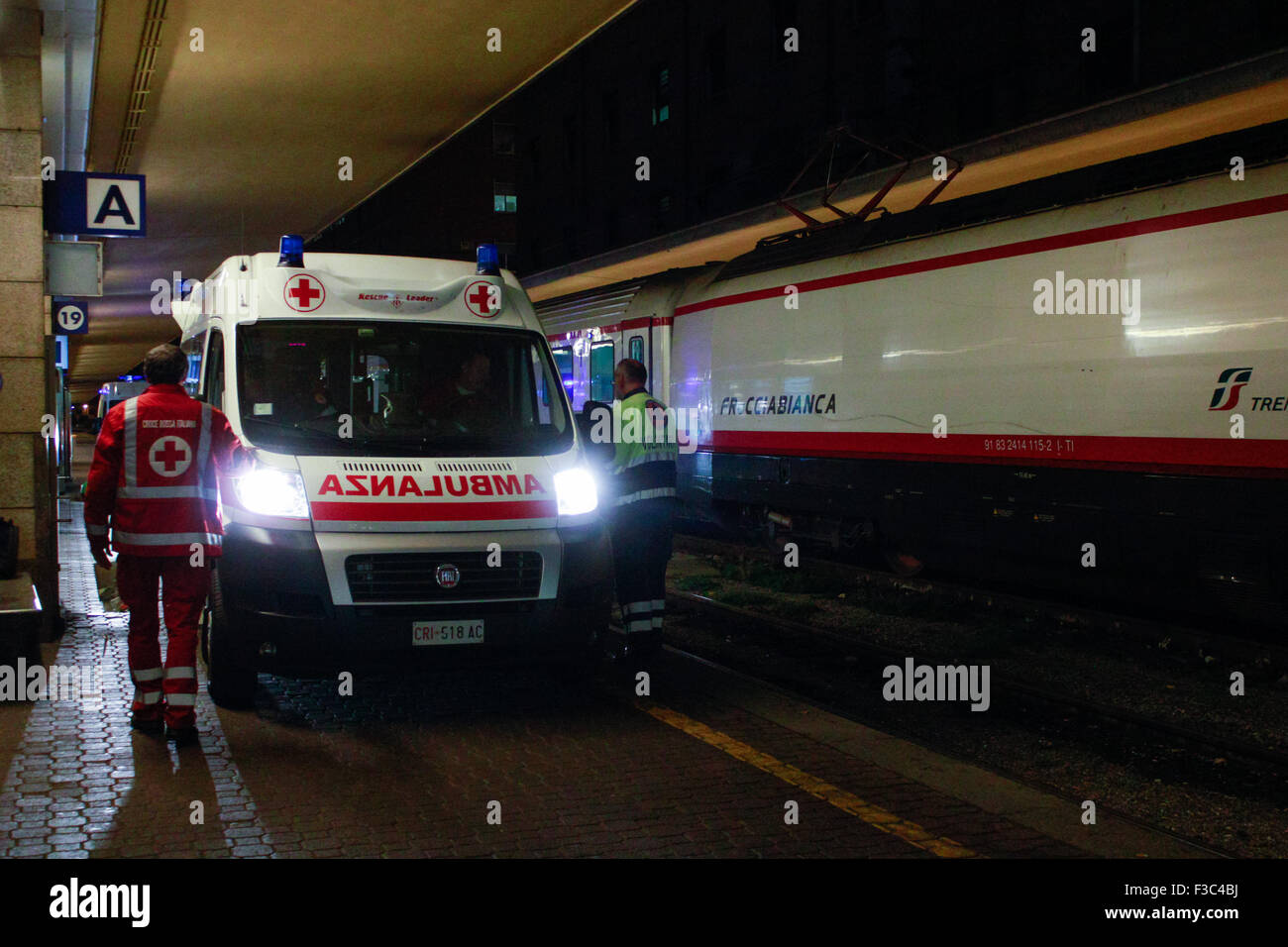 Torino, Italia. 05 ott 2015. Un ambulanza in attesa di ospitare i malati  dai treni a filamento. Due treni deviato da Lourdes siamo arrivati dopo  mezzanotte alla stazione ferroviaria di Porta Nuova,