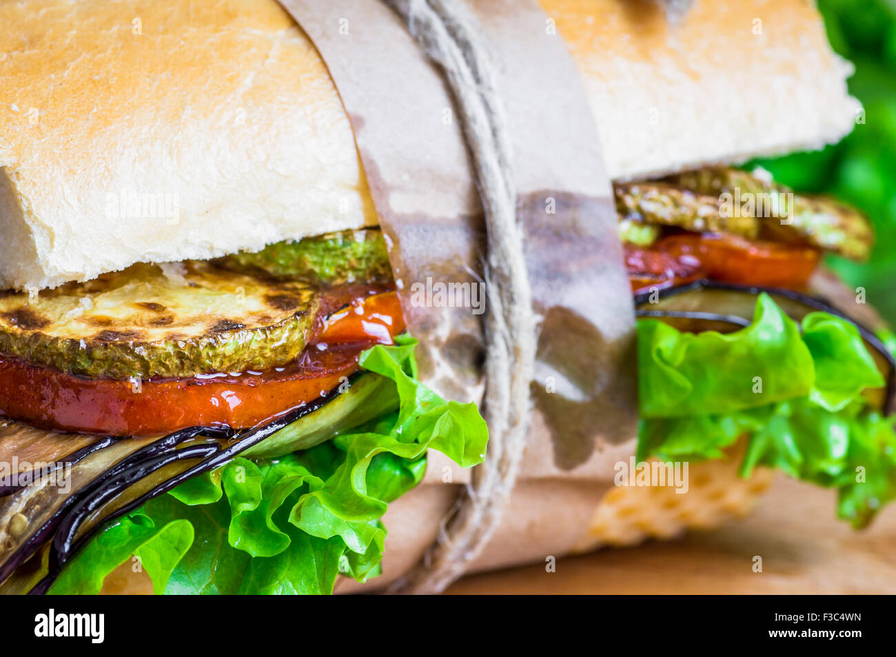 Vegetali sandwich vegetariano con lattuga, zucchini, la melanzana e il pomodoro Foto Stock