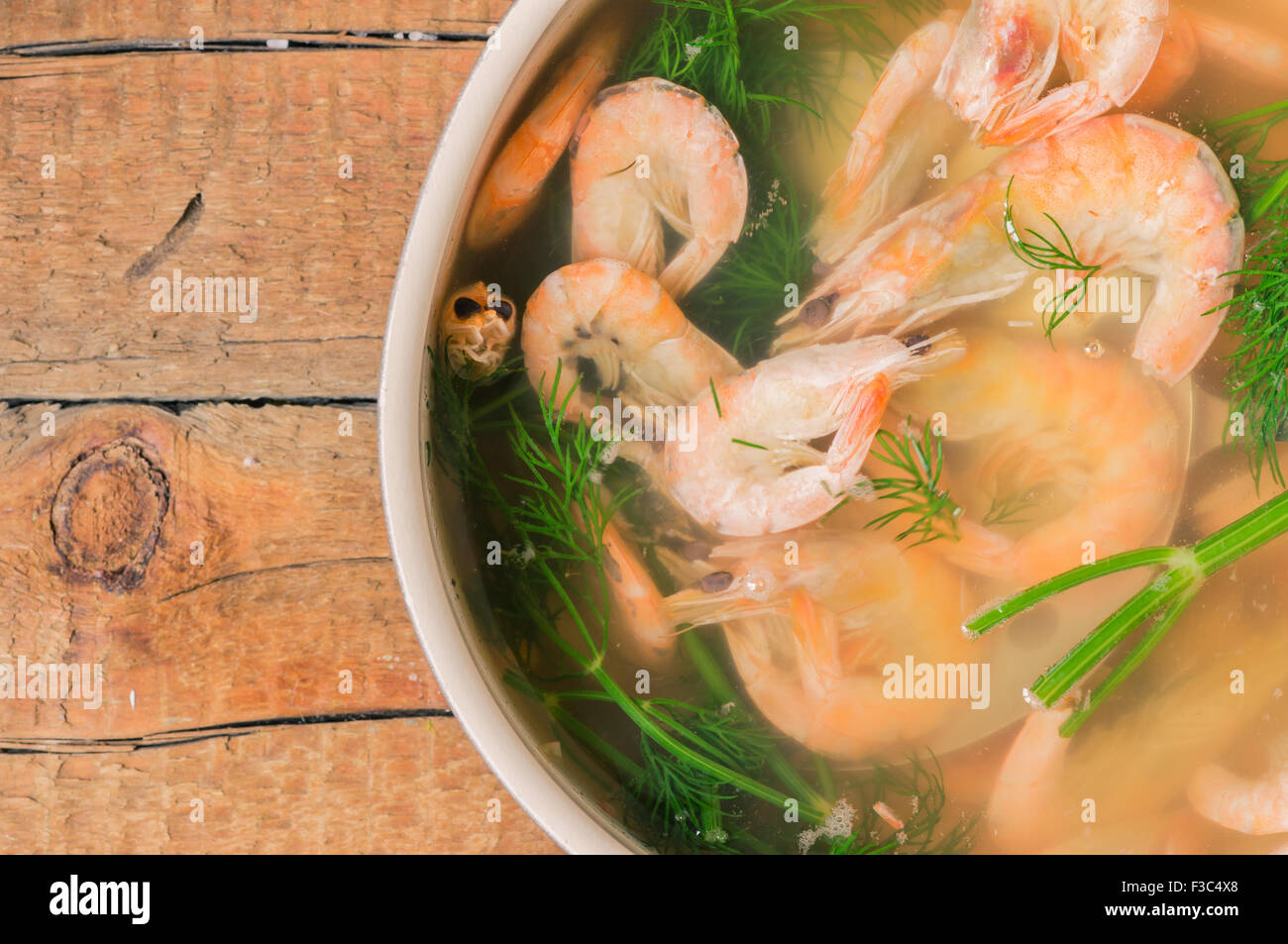 Gamberi bolliti in una pentola con acqua e la zuppa di aneto Foto Stock