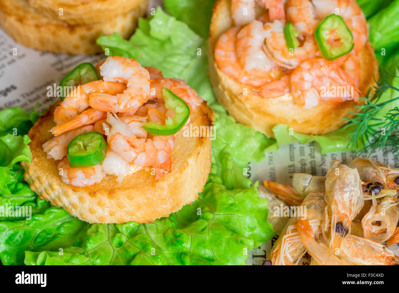 Antipasti di tapas con Gamberi Peperoncino su foglie di lattuga Foto Stock