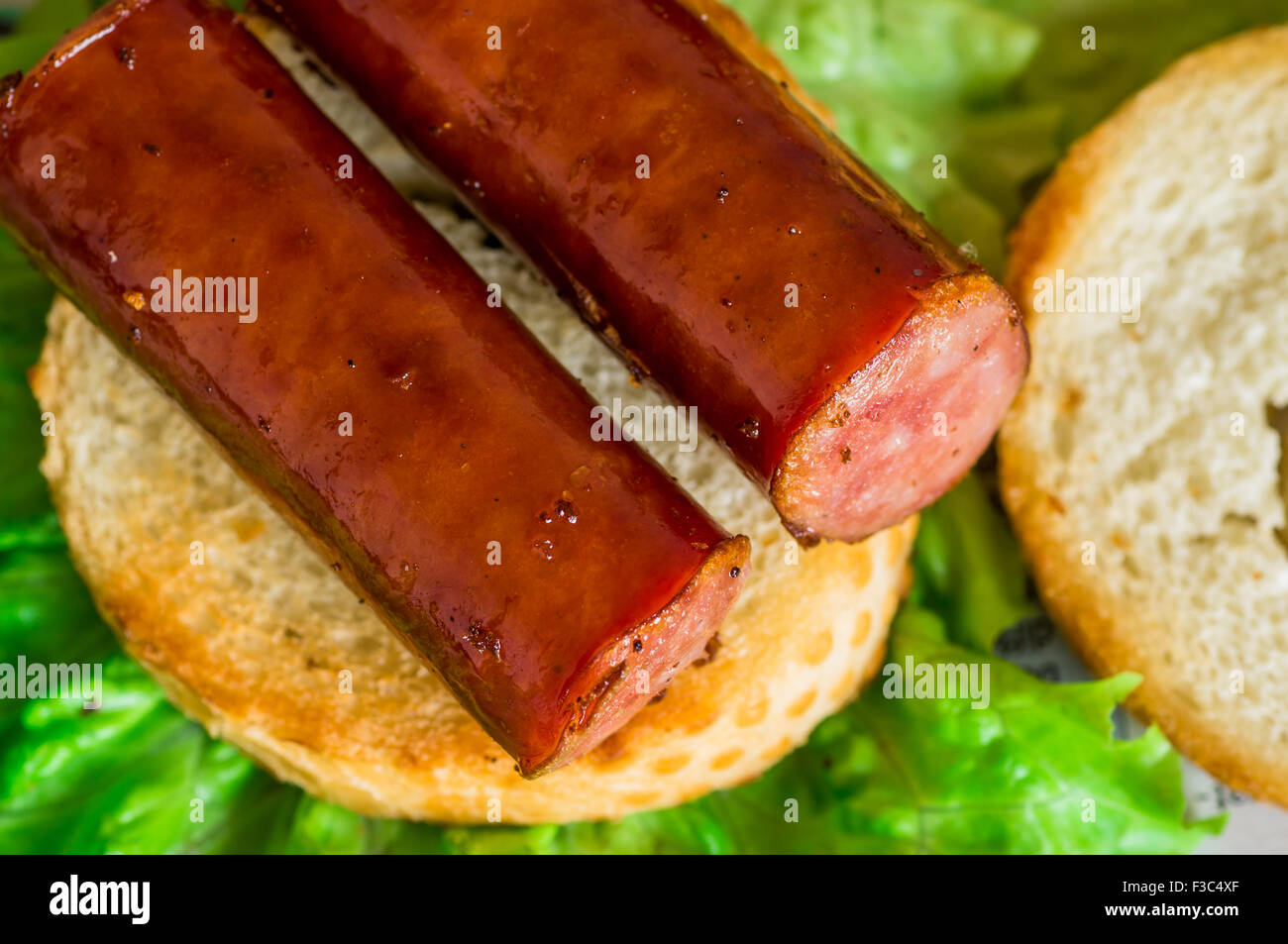 Antipasto di tapas con salsiccia affumicata su toast vista superiore Foto Stock