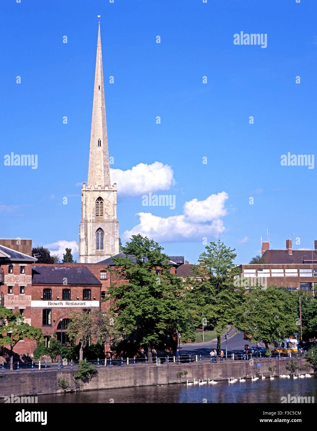 St Andrews guglia Glovers (ago) e South Quay viste attraverso il fiume Severn, Worcester, Worcestershire, Inghilterra, Regno Unito. Foto Stock