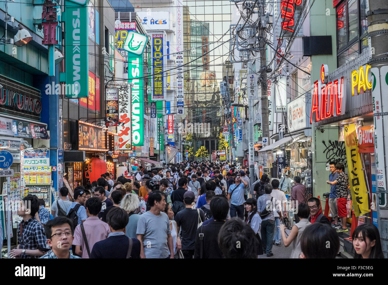 Strada trafficata in Akihabara conosciuta come città elettrica o geek comune di vendita basato su Manga giochi e video a Tokyo Giappone Foto Stock