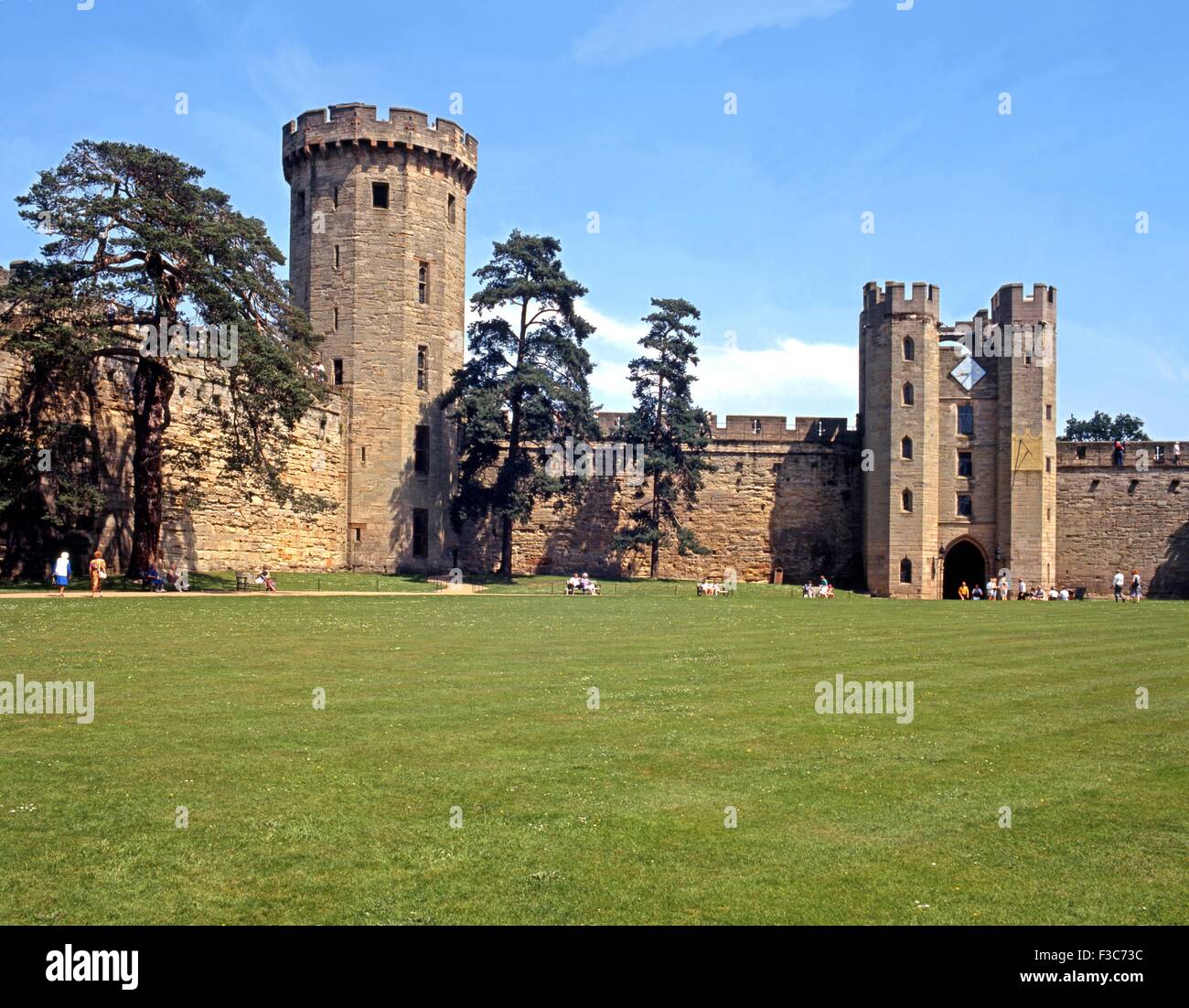 Vista del castello medievale torre e gatehouse dal di dentro i giardini del castello di Warwick, Warwickshire, Inghilterra, Regno Unito, Europa. Foto Stock