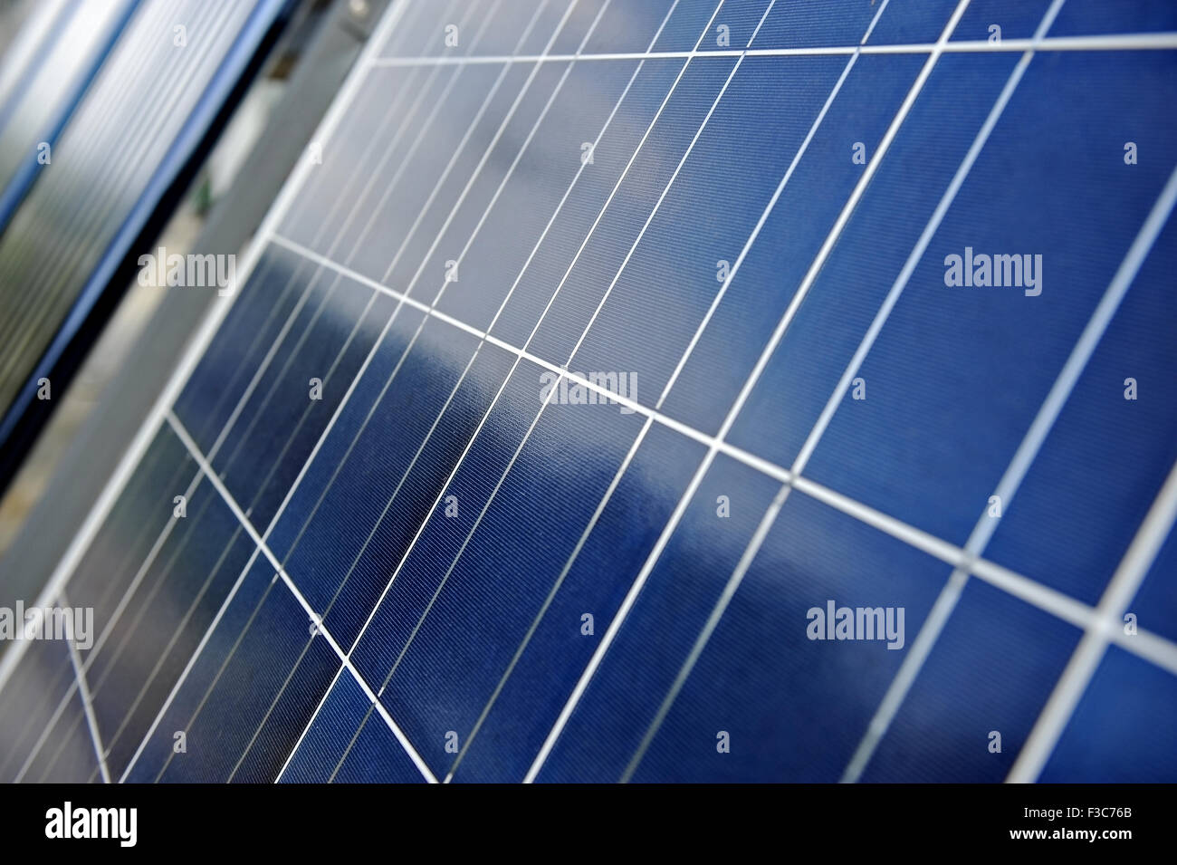 Ripresa industriale con diversi pannelli fotovoltaici in una riga Foto Stock
