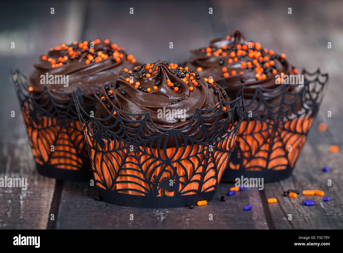 Dark ricca di cioccolato tortini di Halloween con un pizzico Foto Stock