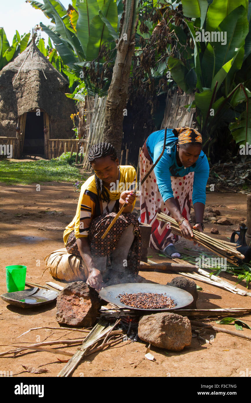 Donna Dorse arrosti i chicchi di caffè. Fotografato nella valle dell'Omo, Etiopia Foto Stock