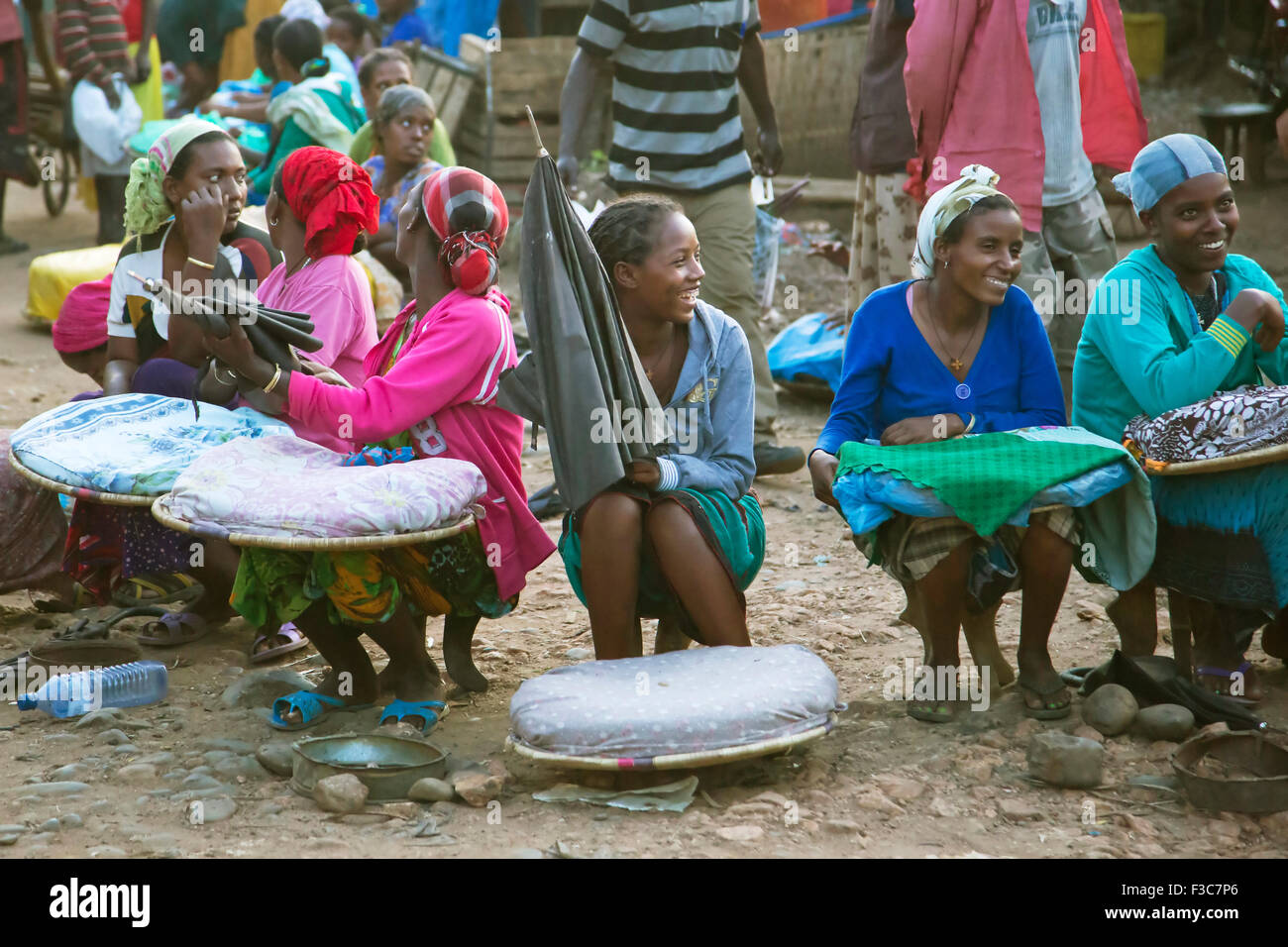 La città mercato di Jinka, Valle dell'Omo, Etiopia un gruppo di donna Foto Stock