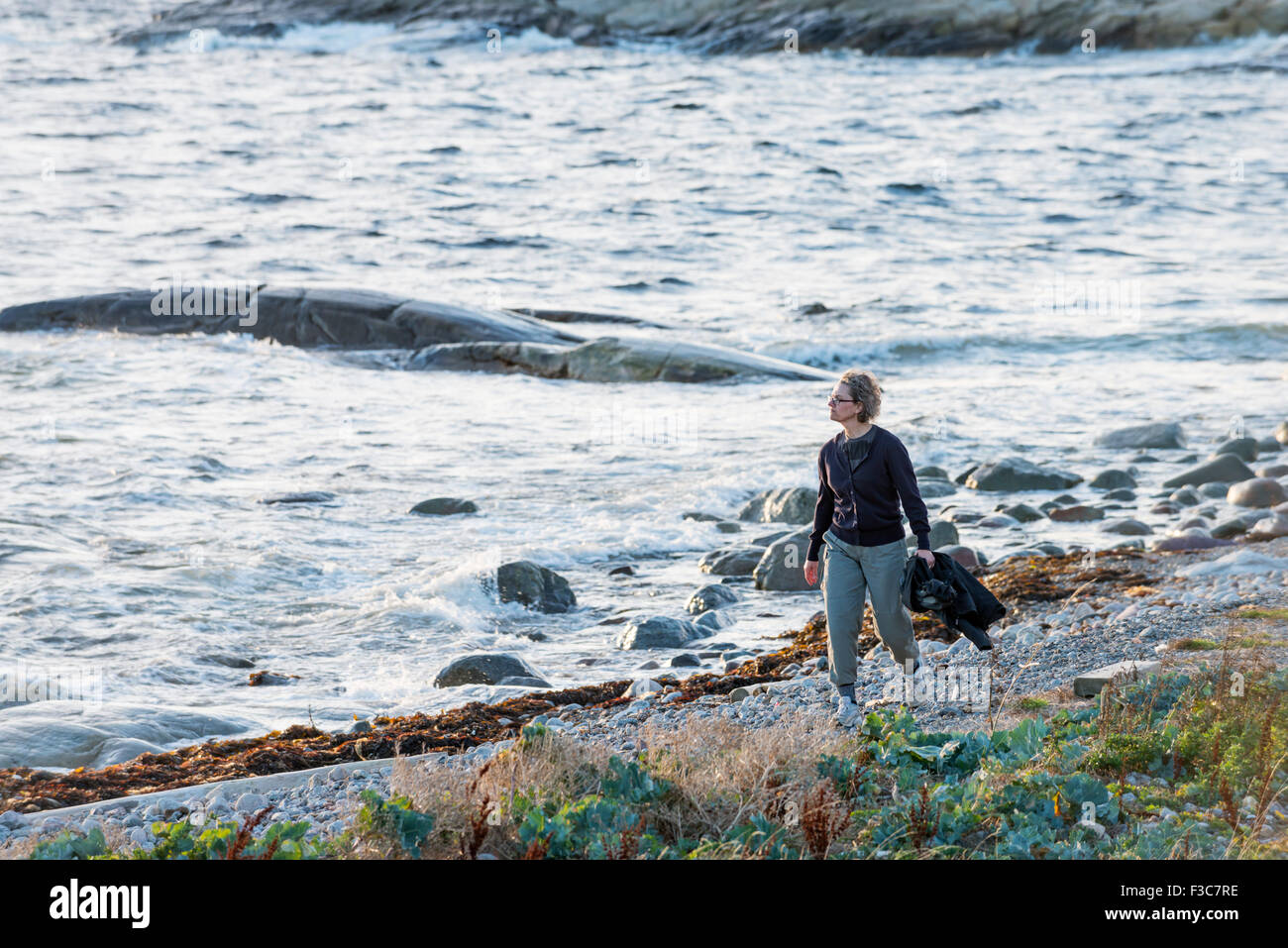 A piedi in riva al mare Foto Stock