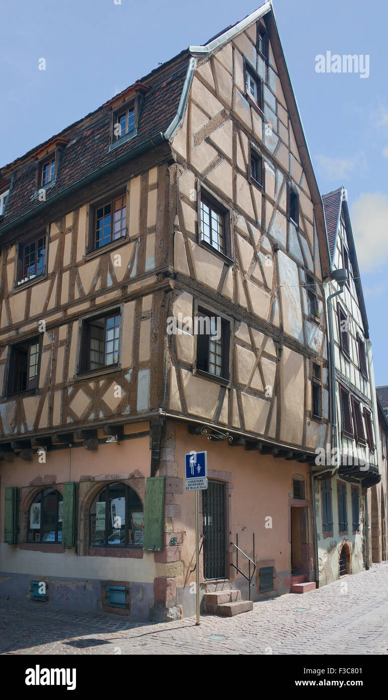 Metà tradizionale edificio con travi di legno a Colmar Alsace Francia Foto Stock